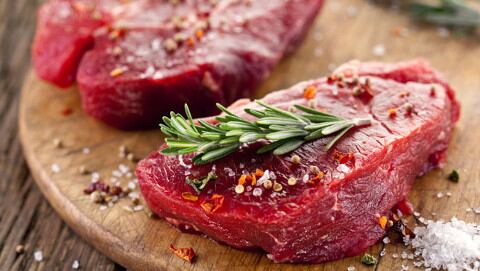 MiPlato recomienda elegir carnes que sean bajas en grasas saturadas y colesterol, como cortes de res magros y pollo o pavo sin piel.