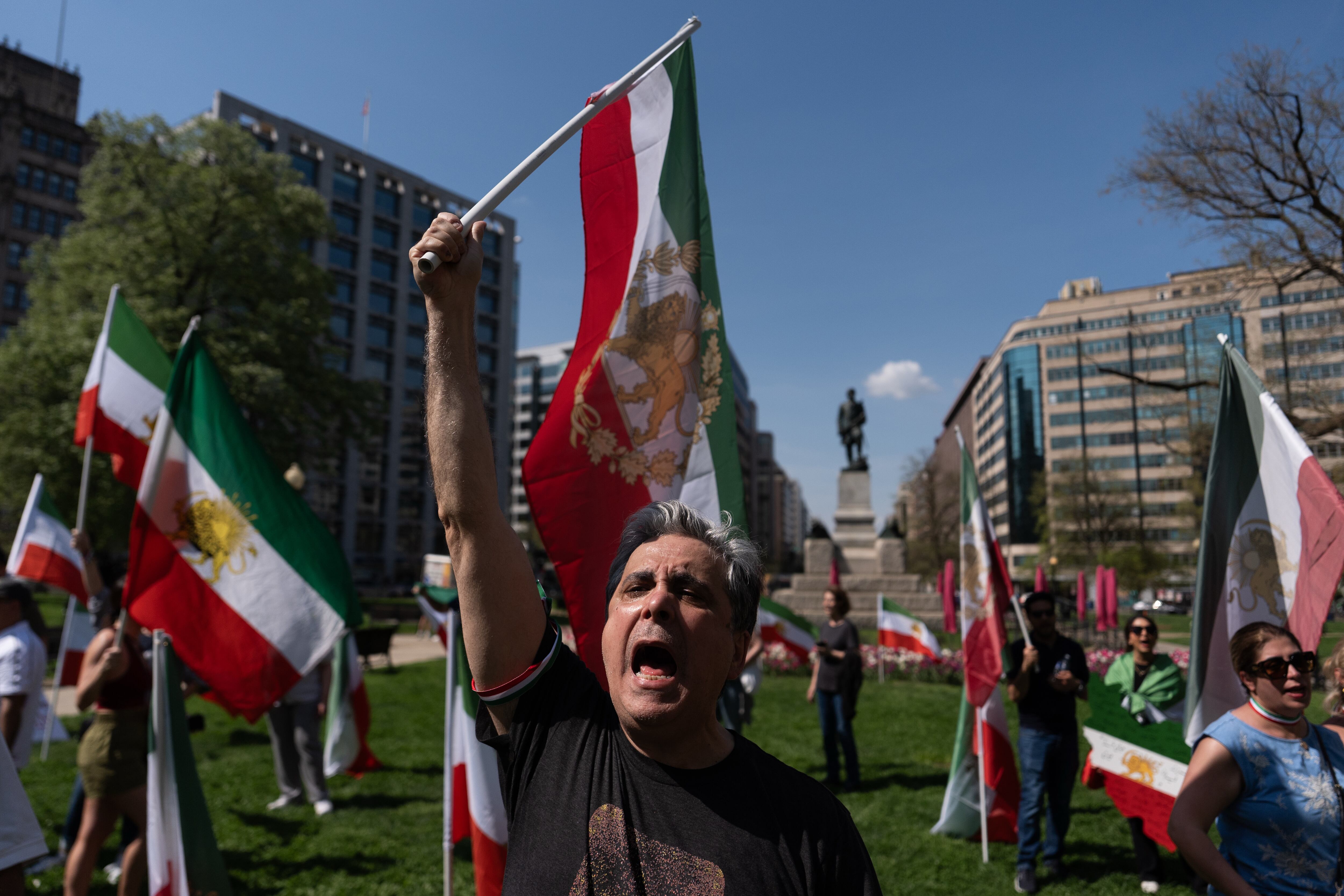 Manifestantes portan banderas iraníes en la plaza Farragut.