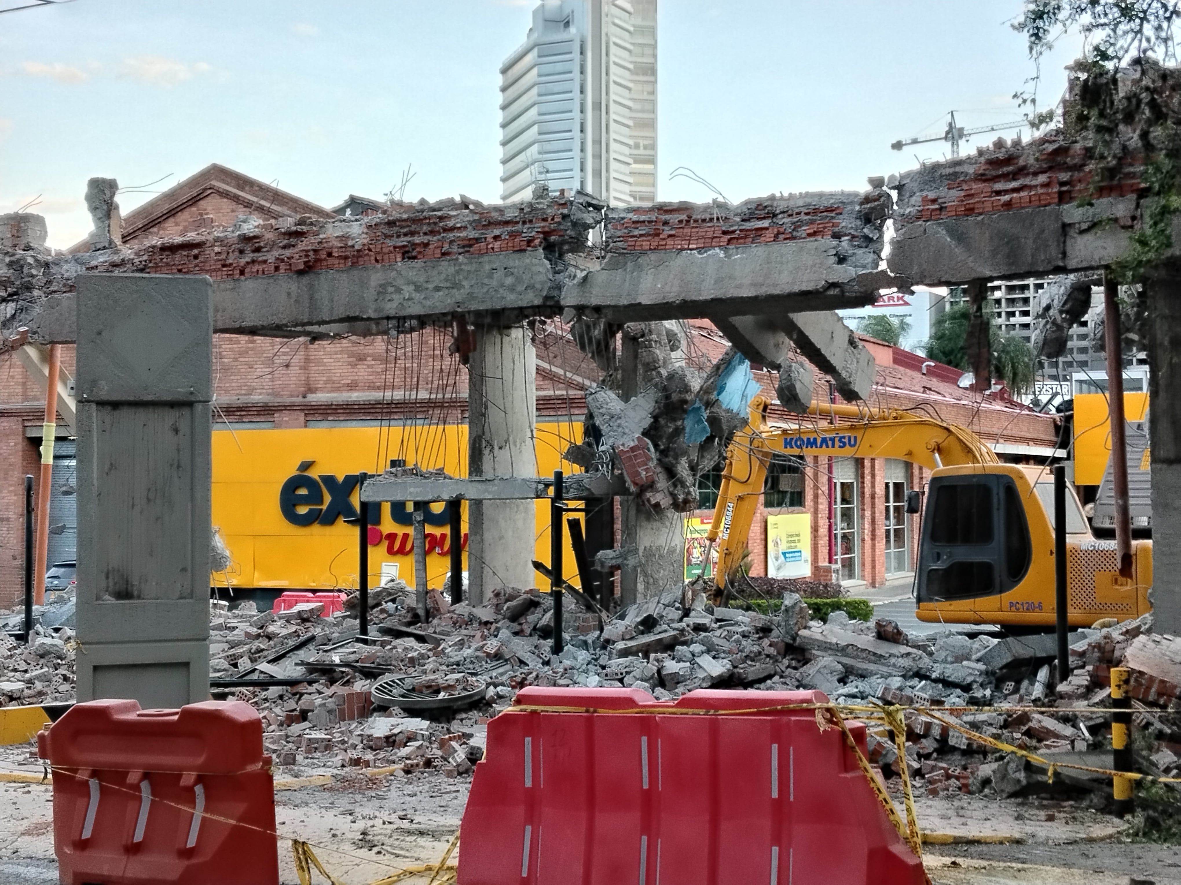 Demolición de las entradas vehiculares de Chipichape tras el terremoto
