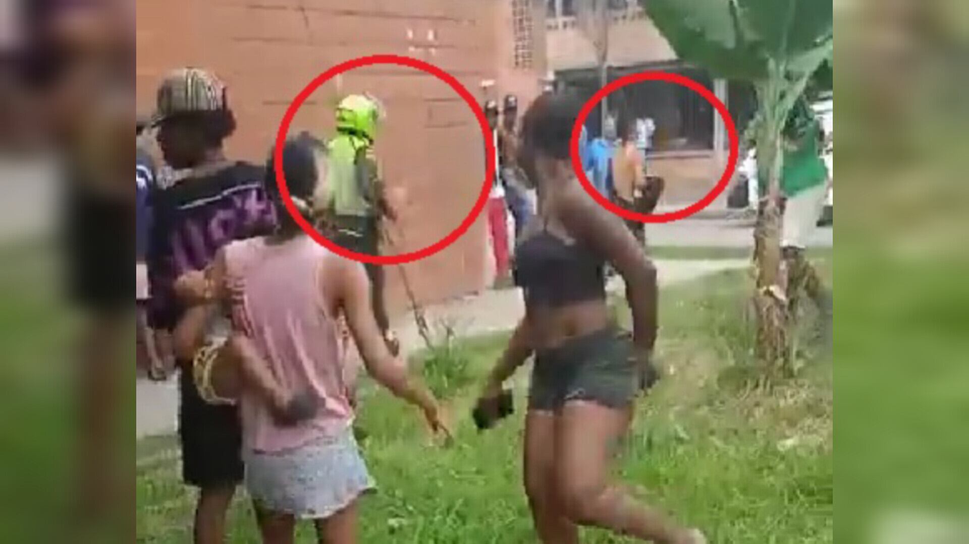 Dos policías fueron agredidos por jóvenes en Cali, mientras los golpeaban grabaron un video en medio de risas y burlas.