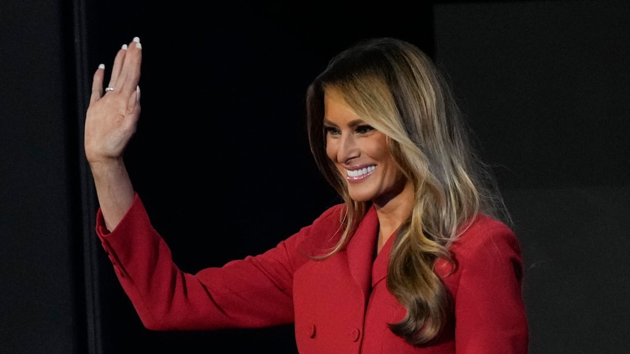 En una publicación del domingo por la noche en la plataforma de X, Melania Trump indicó que los inversores “podrán comprar $MELANIA ahora”.
