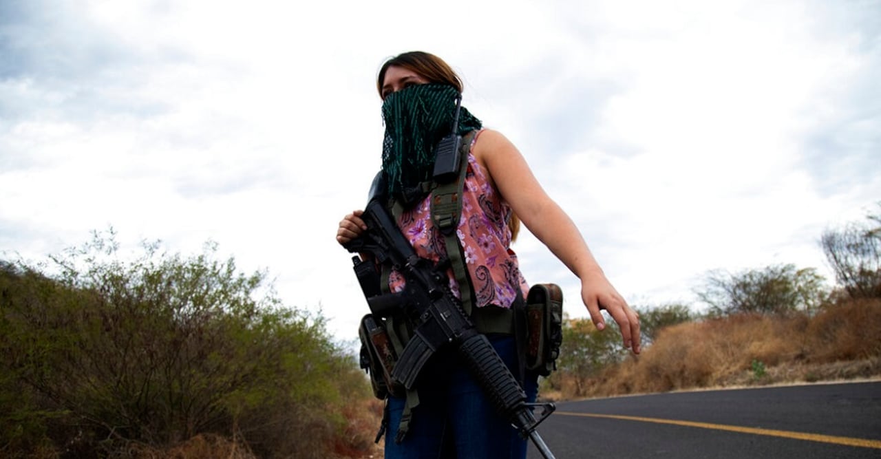 Una mujer armada vigila las afueras de El Terrero, en el estado de Michoacán, México, el jueves 14 de enero de 2021. (AP Foto/Armando Solís)