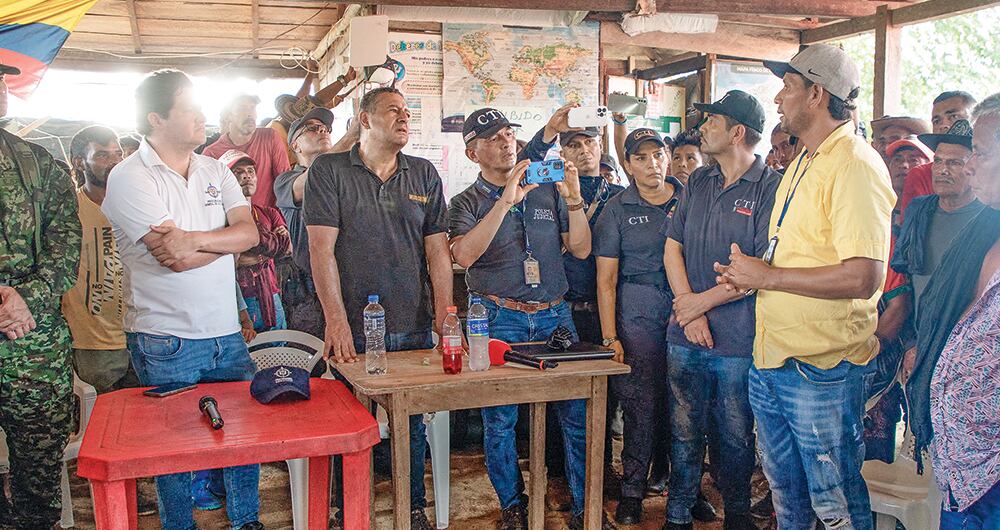    Este jueves arribó a la vereda Bocas del Manso la comisión de la Fiscalía y la Procuraduría que no había podido acudir antes debido al atentado al helicóptero en el que se movilizaban. 