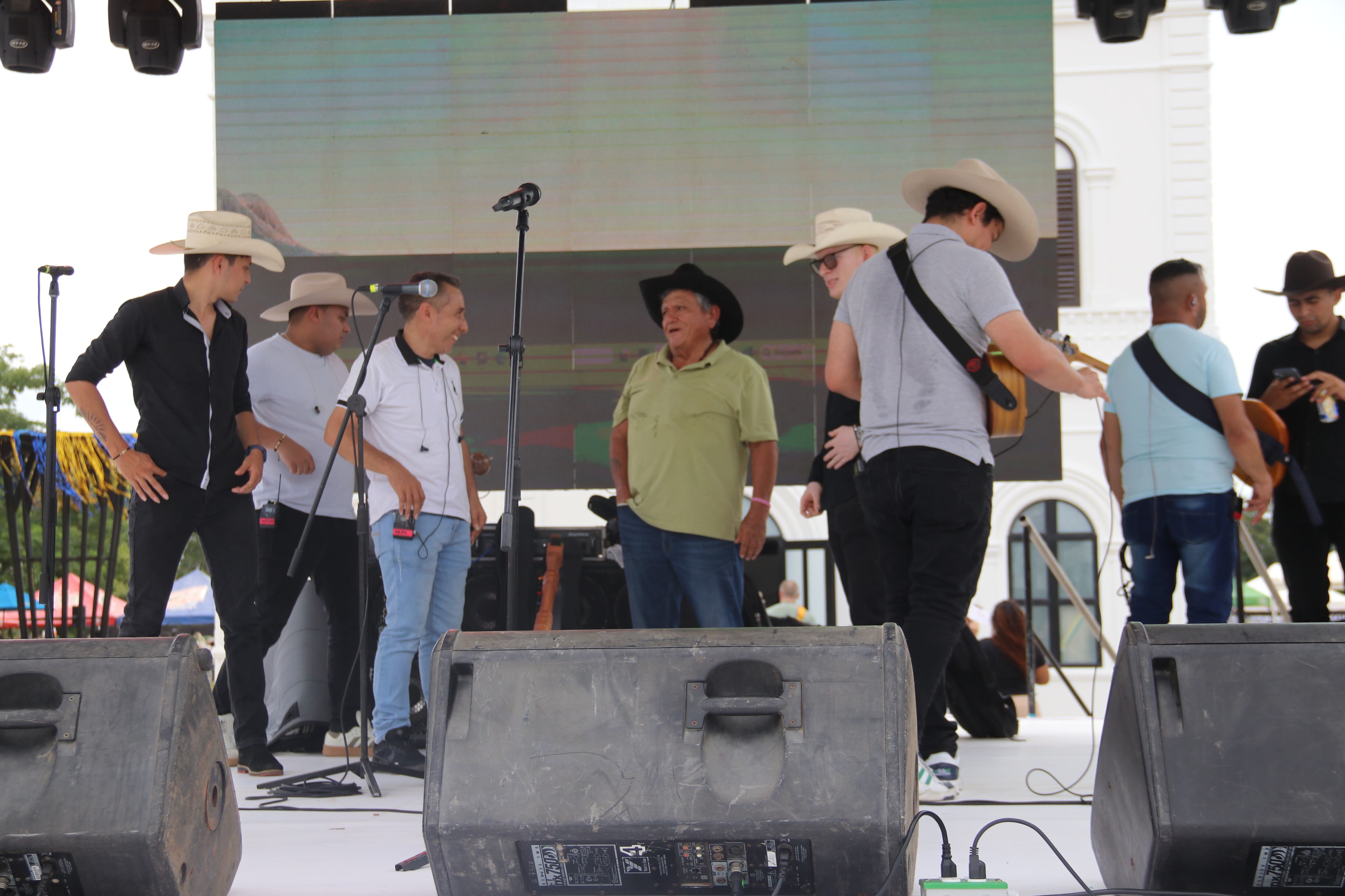El 'Cholo' Valderrama en un ensayo previo a uno de los conciertos de la feria.