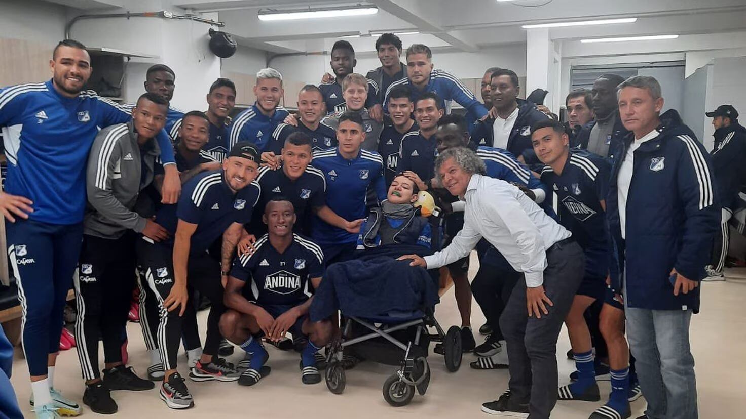 Miguel Ángel junto al plantel de Millonarios.