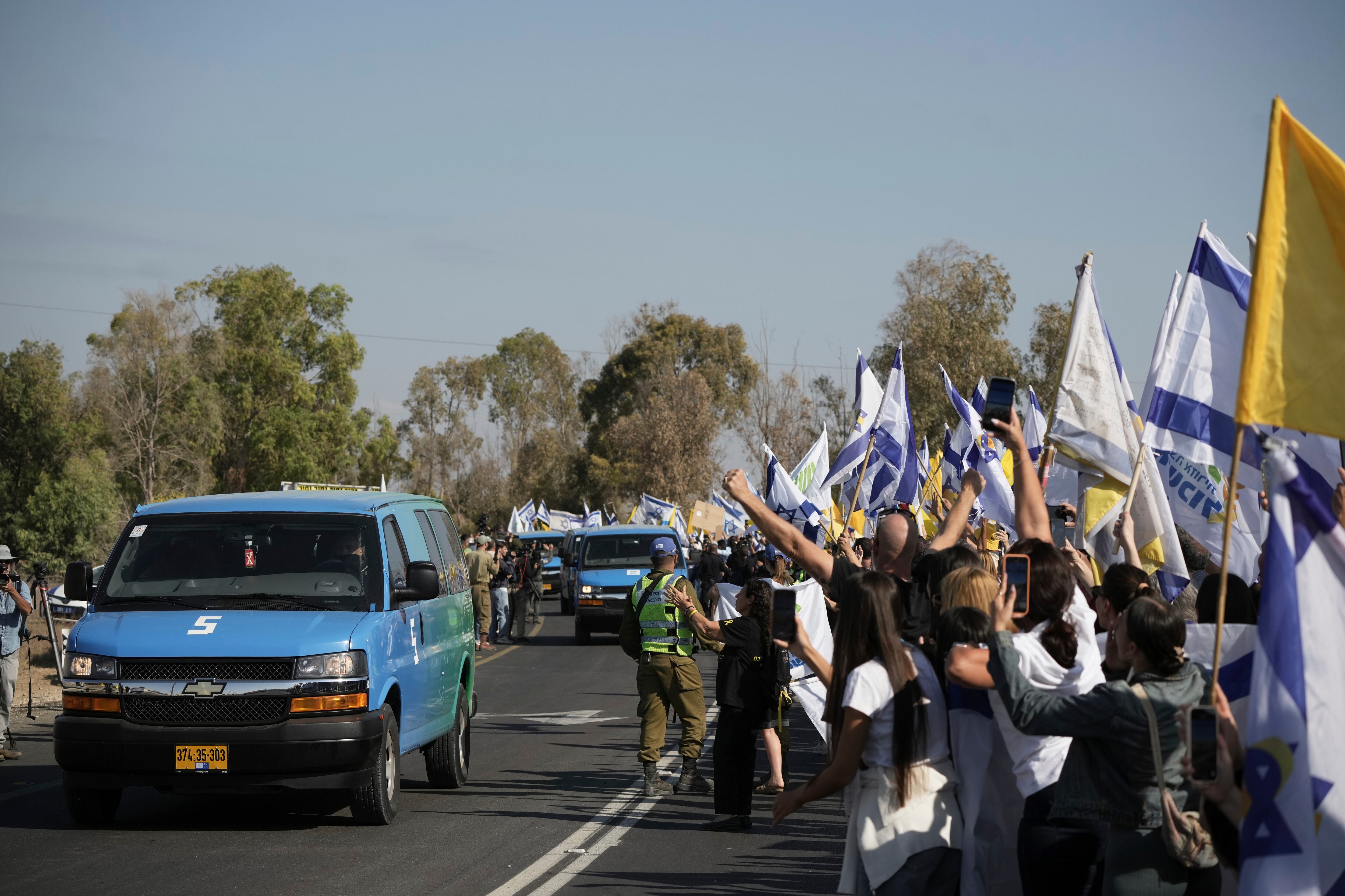 La gente reacciona cuando un convoy que transportaba a los rehenes liberados de la Franja de Gaza llega a una base militar cerca de Reim, en el sur de Israel.