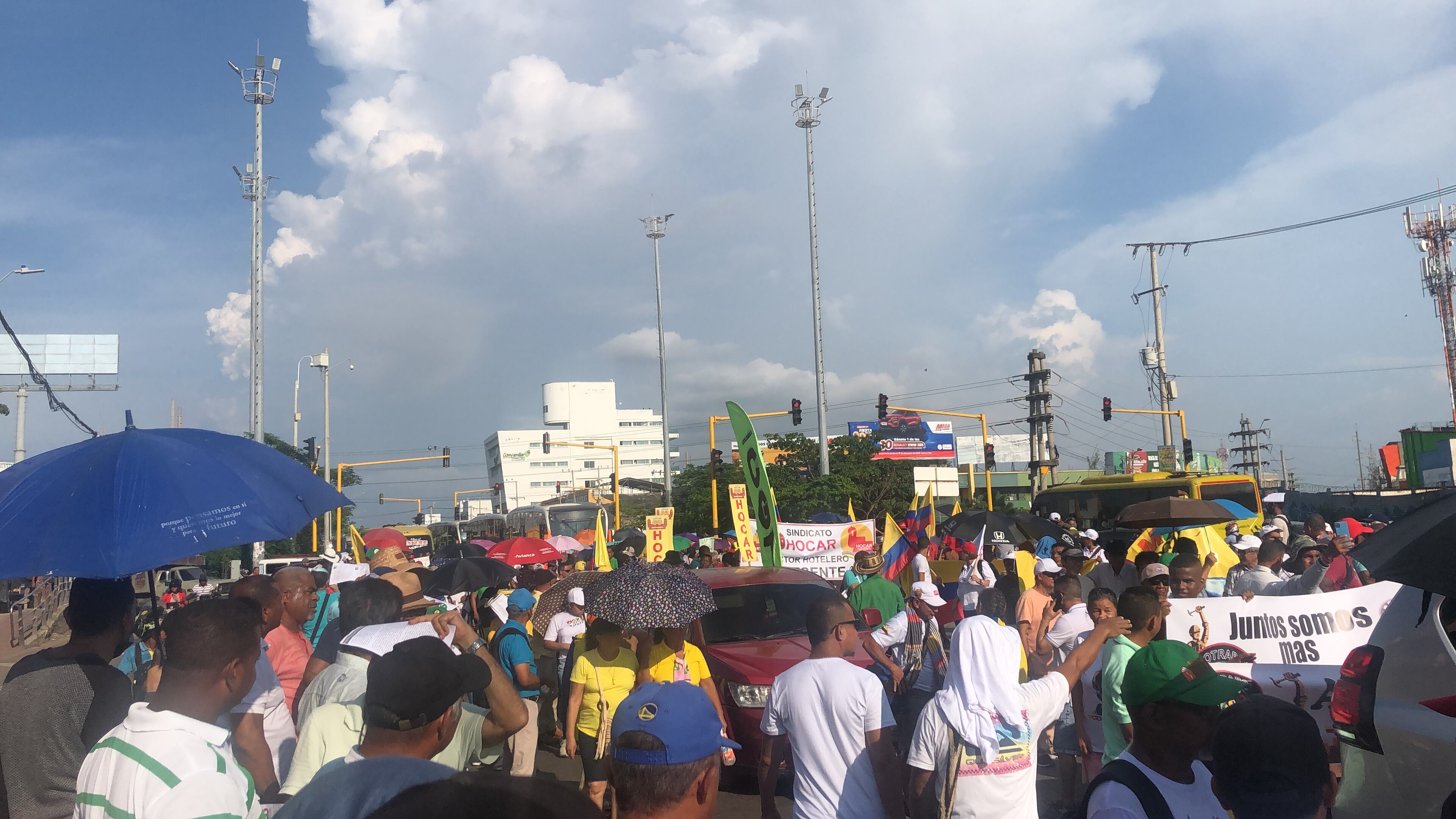 La marcha fue multitudinaria, al menos mil personas hicieron el recorrido