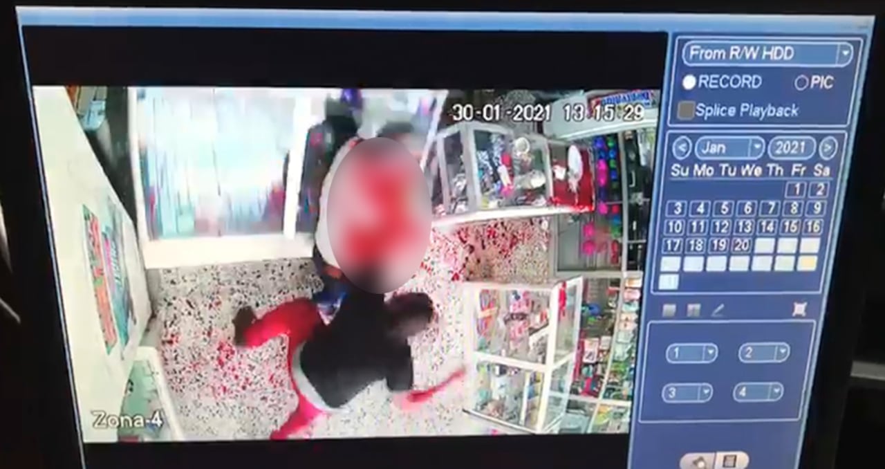 Tres cámaras de seguridad de la miscelánea captaron en video el momento en que Nelson Fabián Forero Aguirre, de 34 años, apuñala repetidas veces en el cuello a su padre, Nelson Forero, con un cuchillo del local.