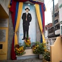 Una mujer reza cerca de un cuadro con la imagen de José Gregorio Hernández en la calle donde murió en un accidente automovilístico en 1919, en el barrio La Pastora de Caracas, Venezuela, el 28 de abril de 2021. Conocido como el "médico de los pobres Hernández será beatificado el 30 de abril por la Iglesia Católica, un paso hacia su santidad. (Foto AP / Ariana Cubillos)