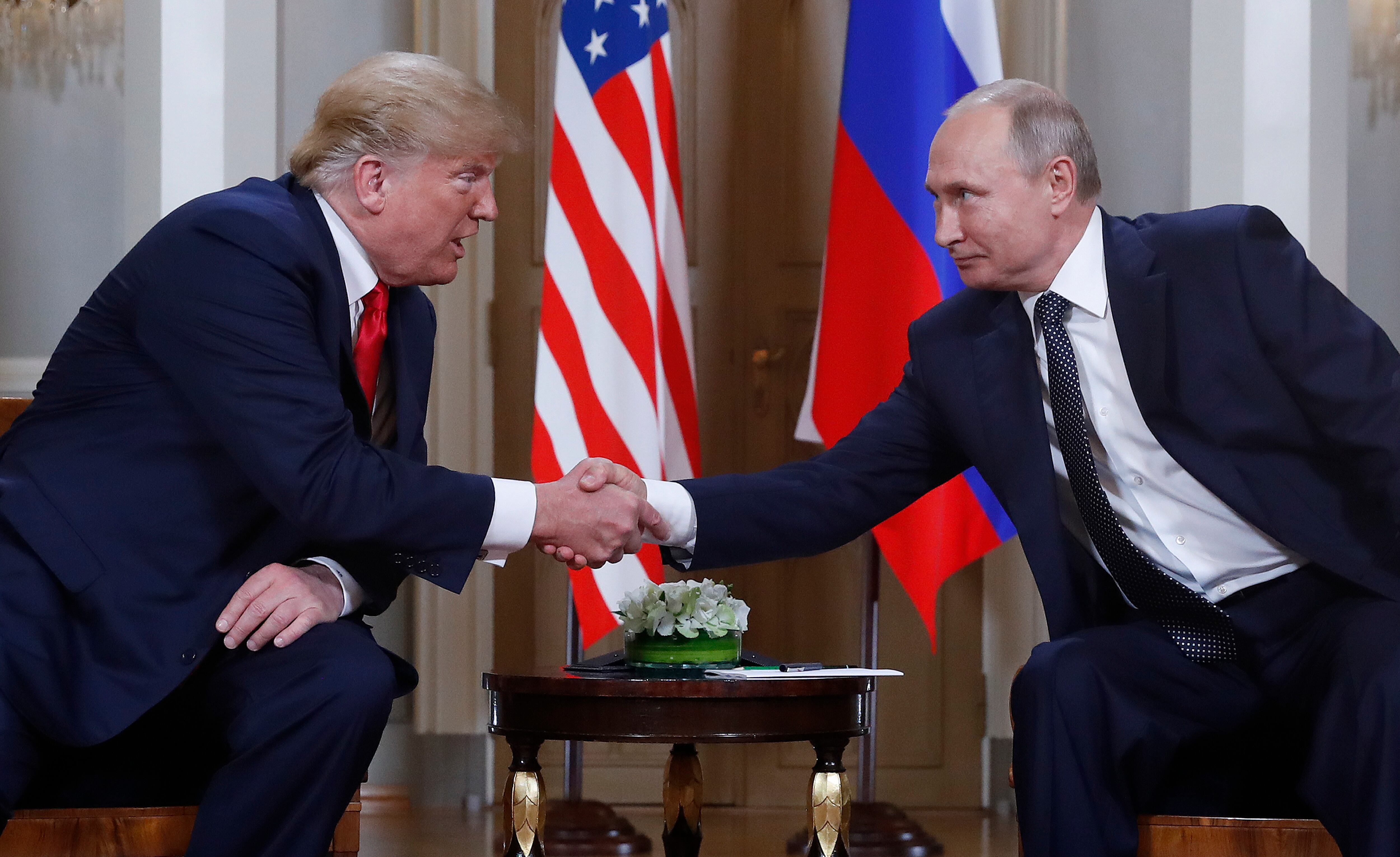 ARCHIVO - El presidente estadounidense Donald Trump (izquierda) y su homólogo ruso, Vladímir Putin (derecha), se dan la mano al inicio de una reunión bilateral el 16 de julio de 2018, en el palacio presidencial de Helsinki, Finlandia. (Foto AP/Pablo Martínez Monsiváis, Archivo)