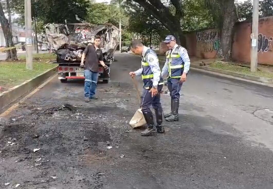 Taxi incendiado en Cali.
