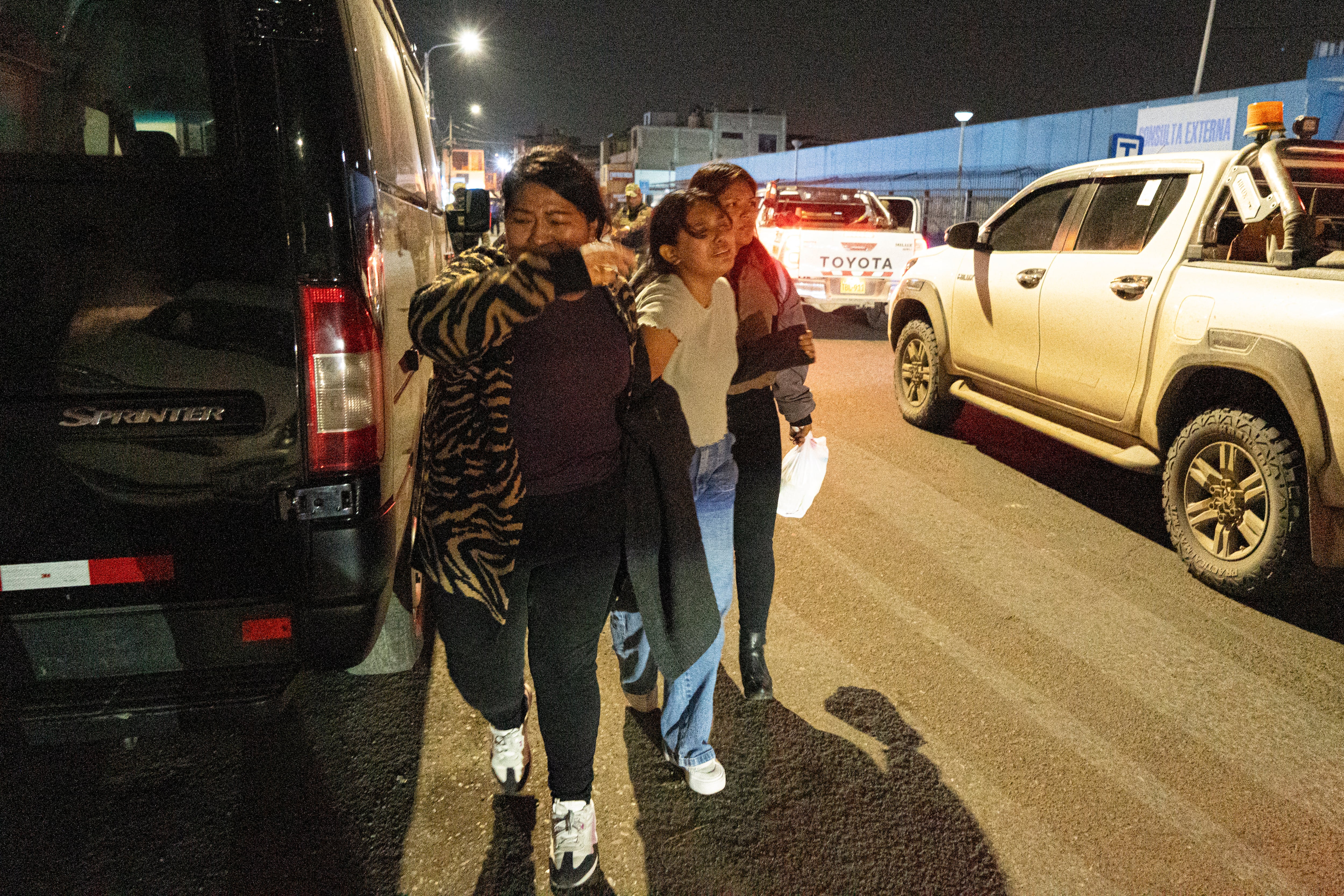 Familiares de los fallecidos llegan a la morgue en Trujillo.