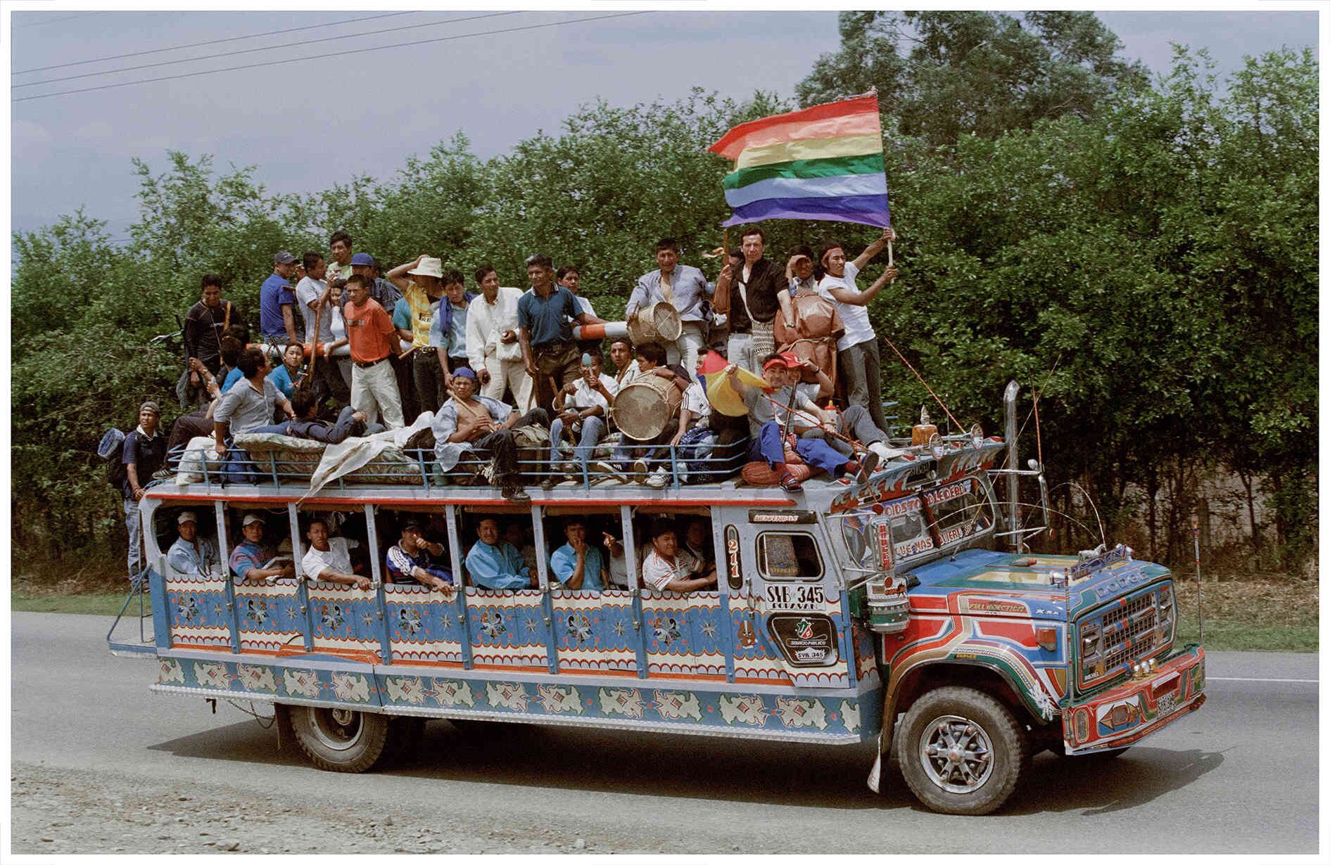 Sentir la fuerza de los pueblos indígenas del Cauca es entender su lucha constante por la defensa del territorio y de la vida. Con bastones de mando, música y “caminando la palabra” nos han enseñado que la resistencia es el camino. Puerto Tejada, vía panamericana en el Cauca. Septiembre de 2004.