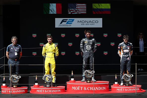 Sebastián Montoya y la bandera de Colombia en el GP de Mónaco durante la carrera de la Fórmula 2