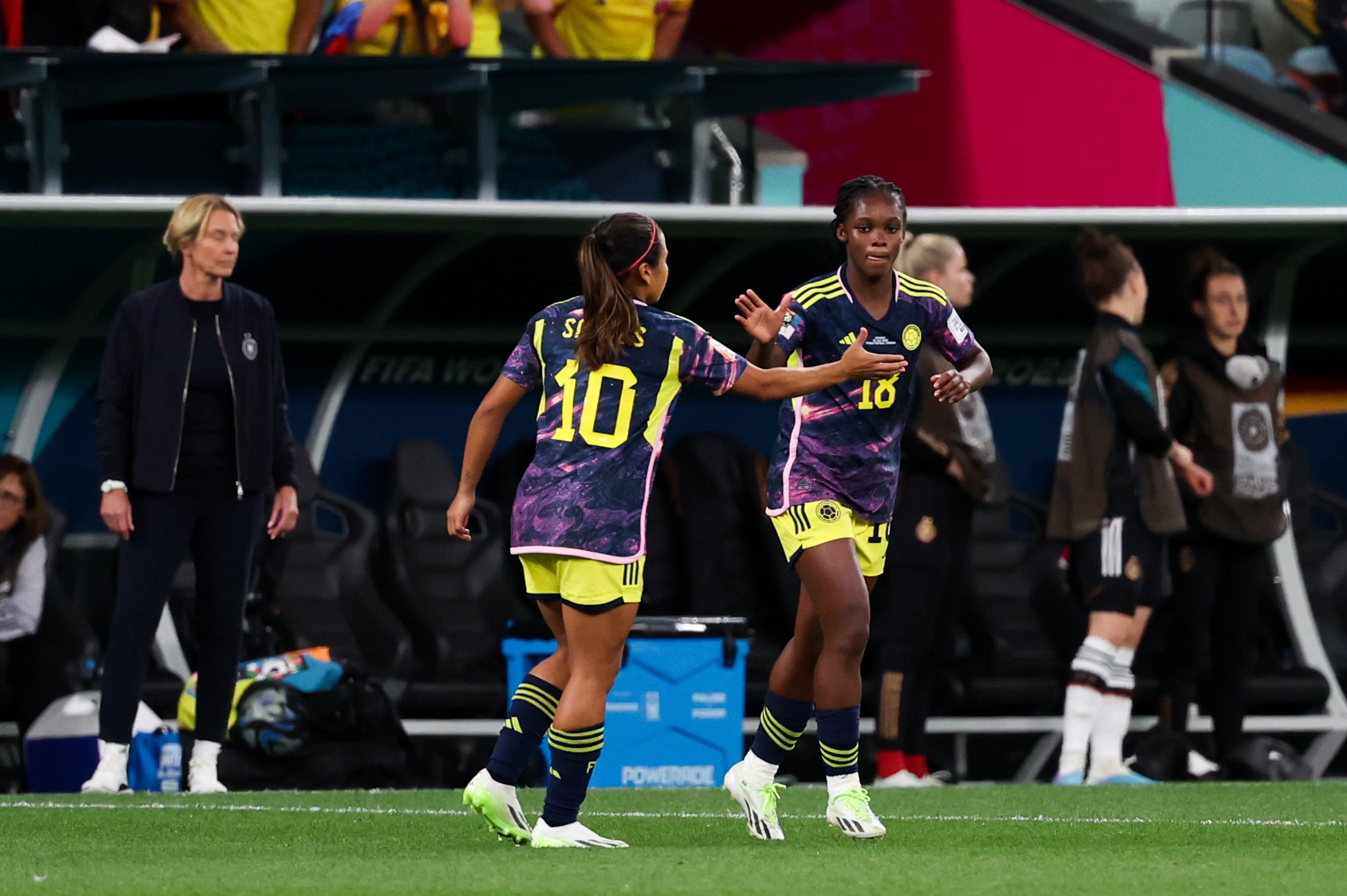 Leicy Santos junto a Linda Caicedo en el partido entre Colombia y Alemania