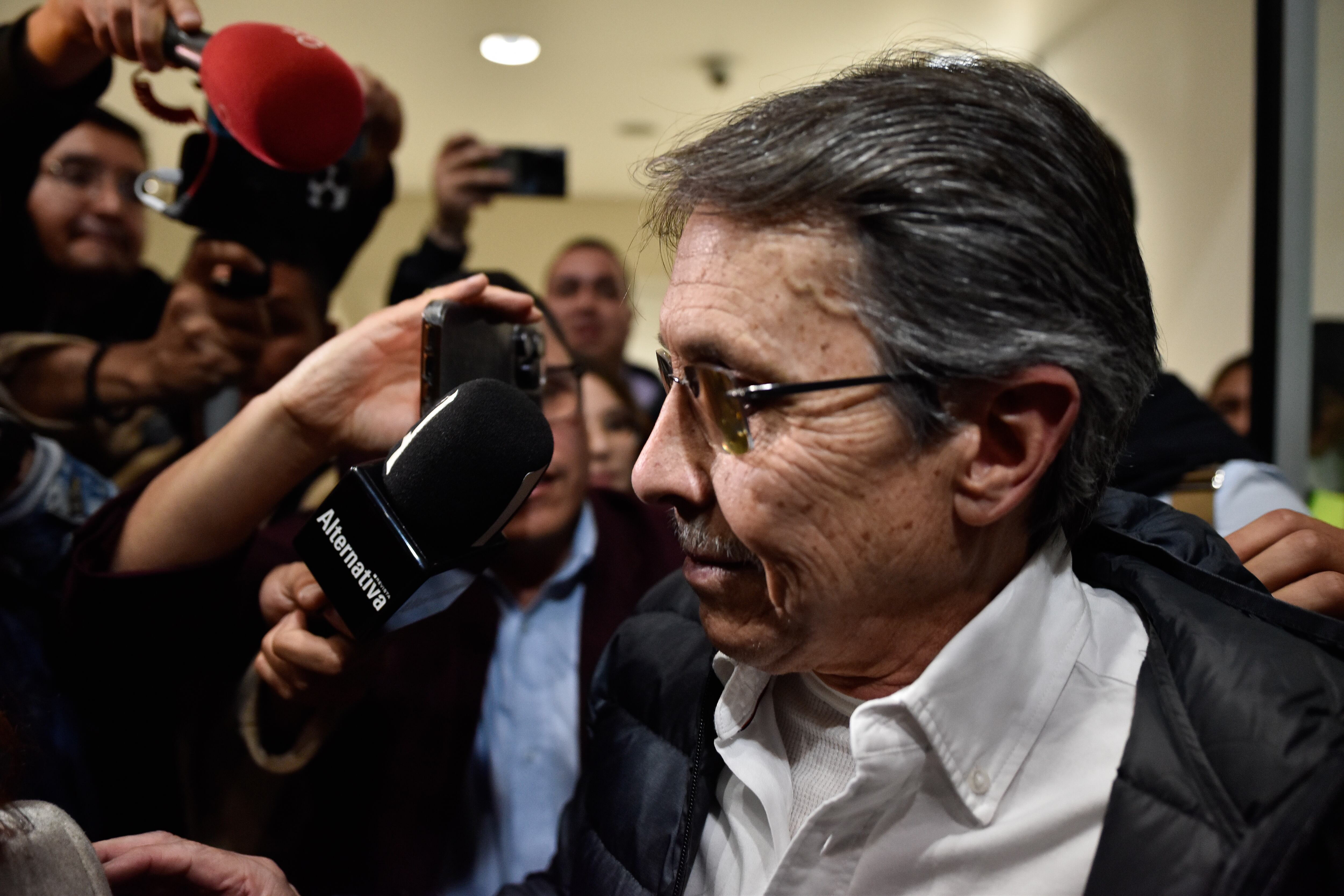 Bogotá. Diciembre 23 de 2024. Fabio Ochoa, ex narcotraficante, regresó a Colombia tras cumplir más de 20 años de condena en Estados Unidos. Al aterrizar en el Aeropuerto Internacional El Dorado, fue recibido por su familia y, ante los medios de comunicación, ofreció unas palabras. (Colprensa - Cristian Bayona).