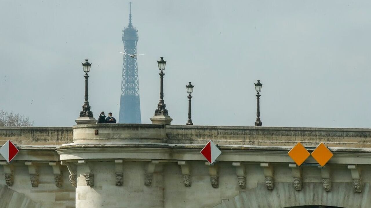 El aumento de los casos de coronavirus en París, y la alta ocupación de los hospitales, tiene a la capital francesa a las puertas de un nuevo confinamiento.