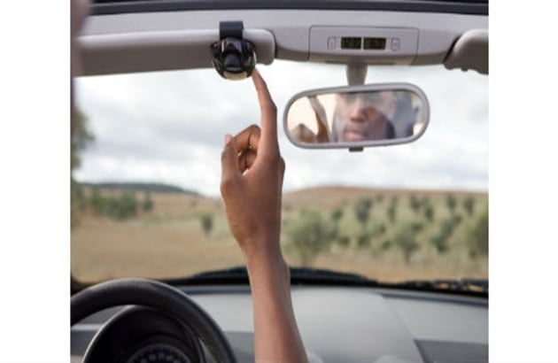  Este altavoz de marca Parrot se conecta al celular por medio de Bluetooth. Funciona como un manos libres, para que no correr ningún riesgo cuando habla por celular mientras maneja. 