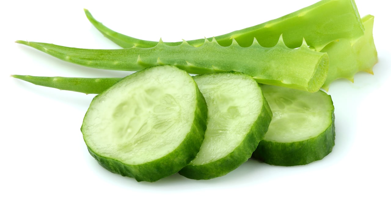 Incorporar este gel contorno de ojos a la rutina de belleza, lo más recomendable es que se aplique dos veces al día para gozar de su efecto reparador, antiinflamatorio y rejuvenecedor.