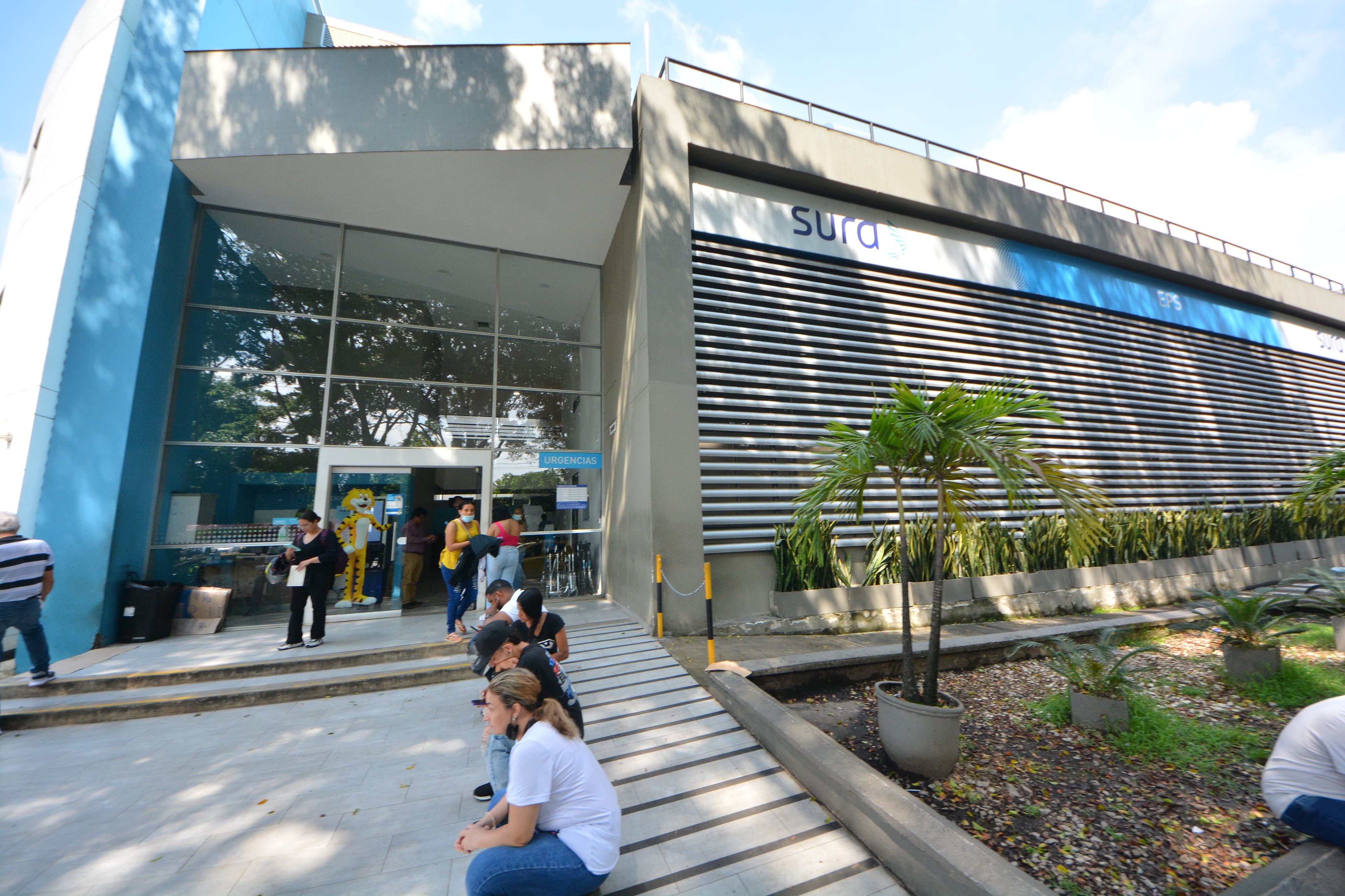 La EPS Sura de Cali en la Pasoancho con 50. Los pacientes desconcertados con la noticia del retiro de Sura del sistema de salud.
