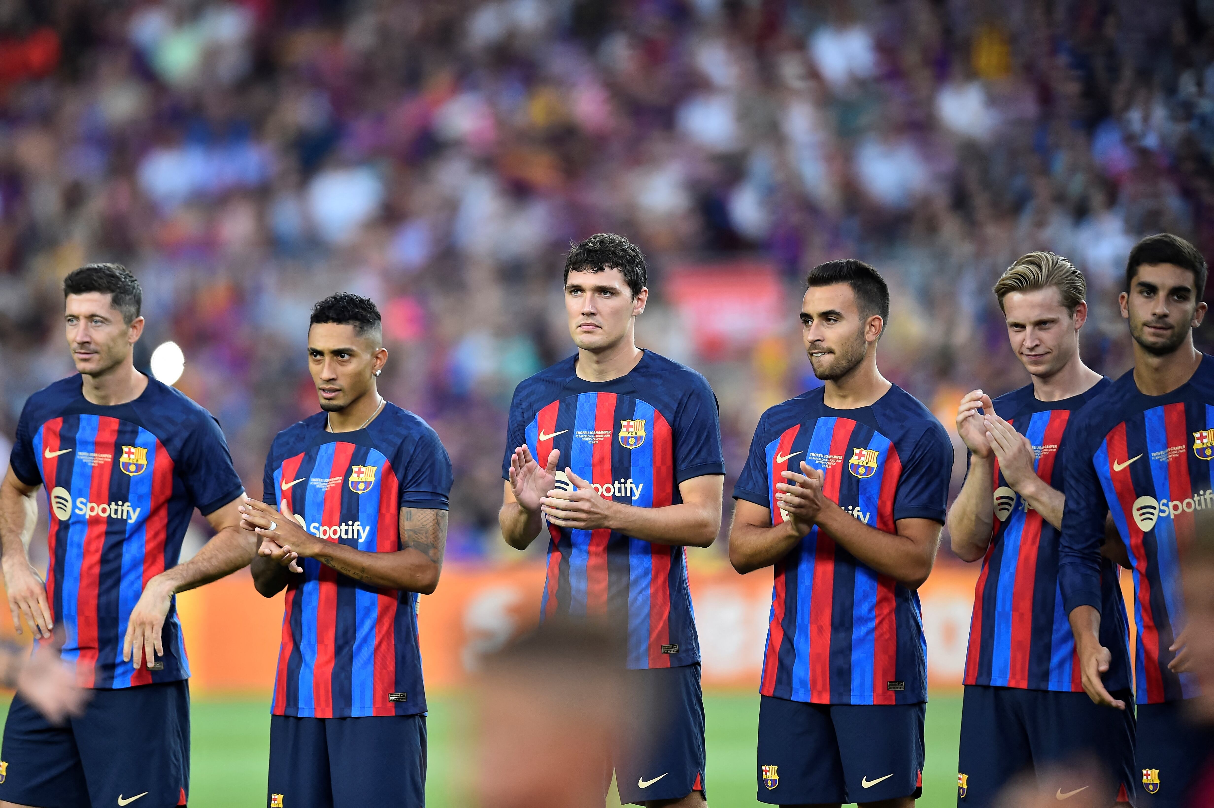 (From L) Barcelona's Polish forward Robert Lewandowski, Barcelona's Brazilian forward Raphinha, Barcelona's Danish defender Andreas Christensen, Barcelona's Spanish forward Eric Garcia, Barcelona's Dutch midfielder Frenkie De Jong and Barcelona's Spanish forward Ferran Torres clap before the start of the 57th Joan Gamper Trophy friendly football match between FC Barcelona and Club Universidad Nacional Pumas at the Camp Nou stadium in Barcelona on August 7, 2022. (Photo by Pau BARRENA / AFP)