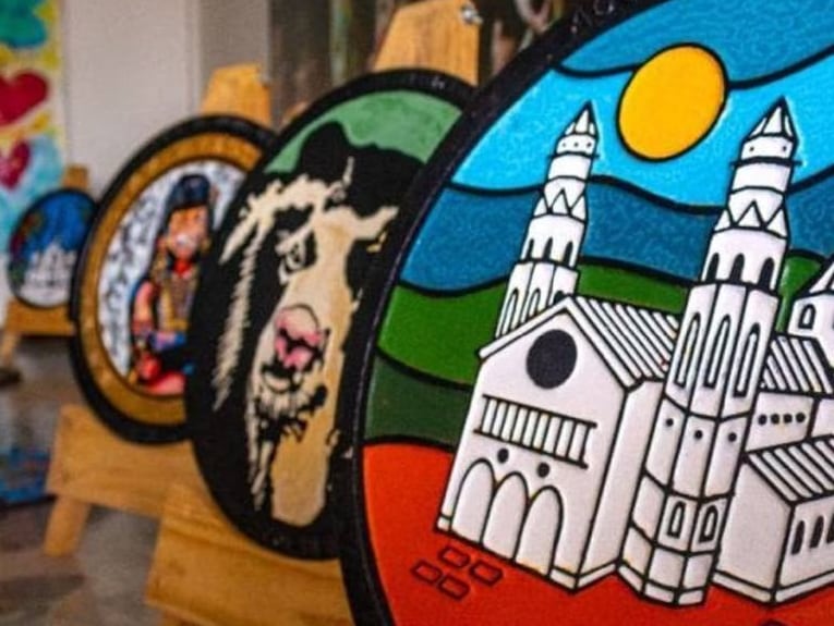 Las tapas pintadas están ubicadas en diferentes sectores de la capital caldense empezando en el Monumento a los Colonizadores del barrio Chipre y terminando en Milán