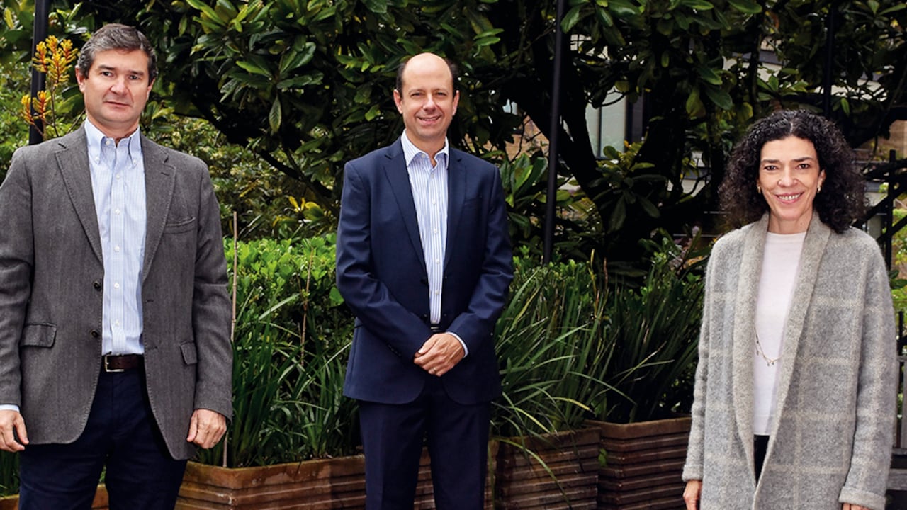 De izquierda a derecha, Miguel Pardo Brigard, presidente de Sodimac; Roberto Junguito Pombo, presidente de Organización Corona, y Ana María Delgado, vicepresidenta de Asuntos Corporativos de Corona.