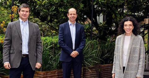 De izquierda a derecha, Miguel Pardo Brigard, presidente de Sodimac; Roberto Junguito Pombo, presidente de Organización Corona, y Ana María Delgado, vicepresidenta de Asuntos Corporativos de Corona.