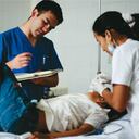 En su primer día, el médico David Guarín tuvo que antender 21 pacientes, desde las 8 y 30 de la mañana.