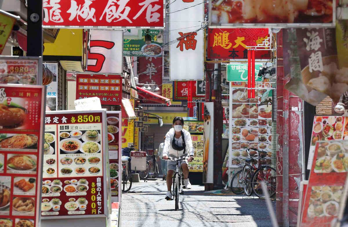 El primer ministro Shinzo Abe anunció que Japón extenderá el estado de emergencia hasta finales de mayo. En la foto, un hombre pasa por el Chinatown de Yokohama, cerca de Tokio, el 8 de mayo. Foto: Koji Sasahara/ AP