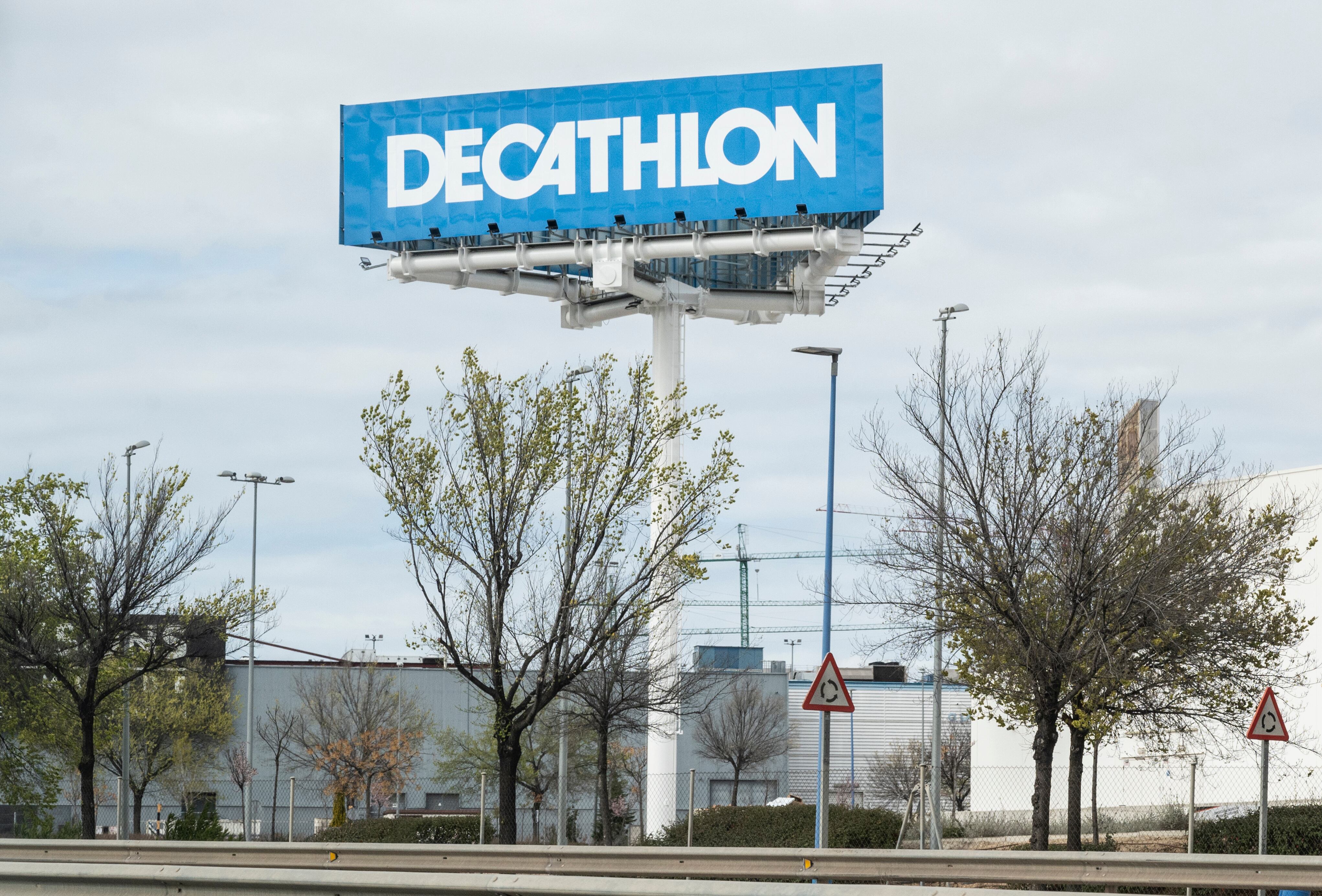 Multinacional de artículos de deporte Decathlon anuncia que suspende sus actividades en Rusia.