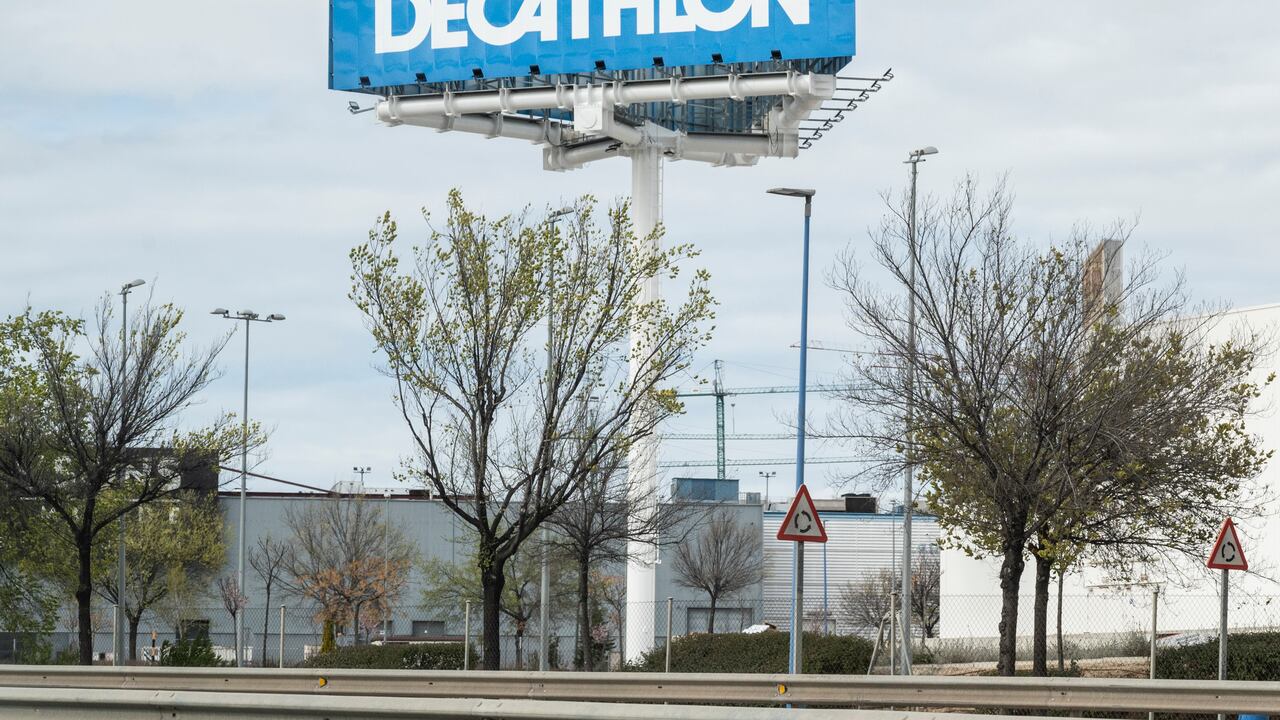 Multinacional de artículos de deporte Decathlon anuncia que suspende sus actividades en Rusia. (Photo by Xavi Lopez/SOPA Images/LightRocket via Getty Images)