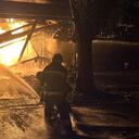 Los bomberos trabajan en una refinería de petróleo que fue alcanzada durante los ataques con drones rusos en Kremenchuk, región de Poltava, Ucrania, el 1 de noviembre de 2023.