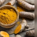 La cúrcuma ayuda a mitigar el hormigueo, ya sea en una preparación casera como una crema o como suplemento. Foto: GettyImages.