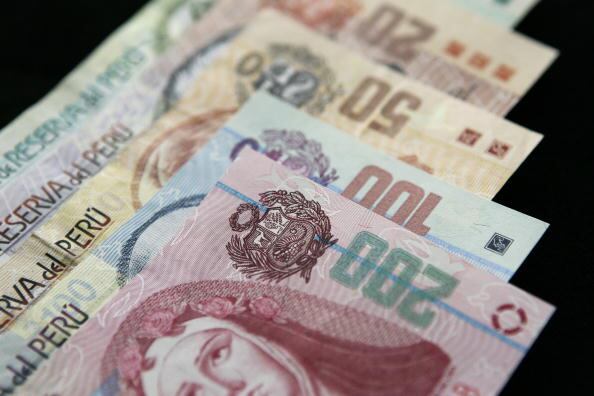 Miles de trabajadores del sector público de Perú, docentes universitarios, miembros de las Fuerzas Armadas y de Policía, personal de salud y pensionados, recibirán este mes de julio el llamado Aguinaldo por Fiestas Patrias.  (Photo by Karel Navarro/Bloomberg via Getty Images)