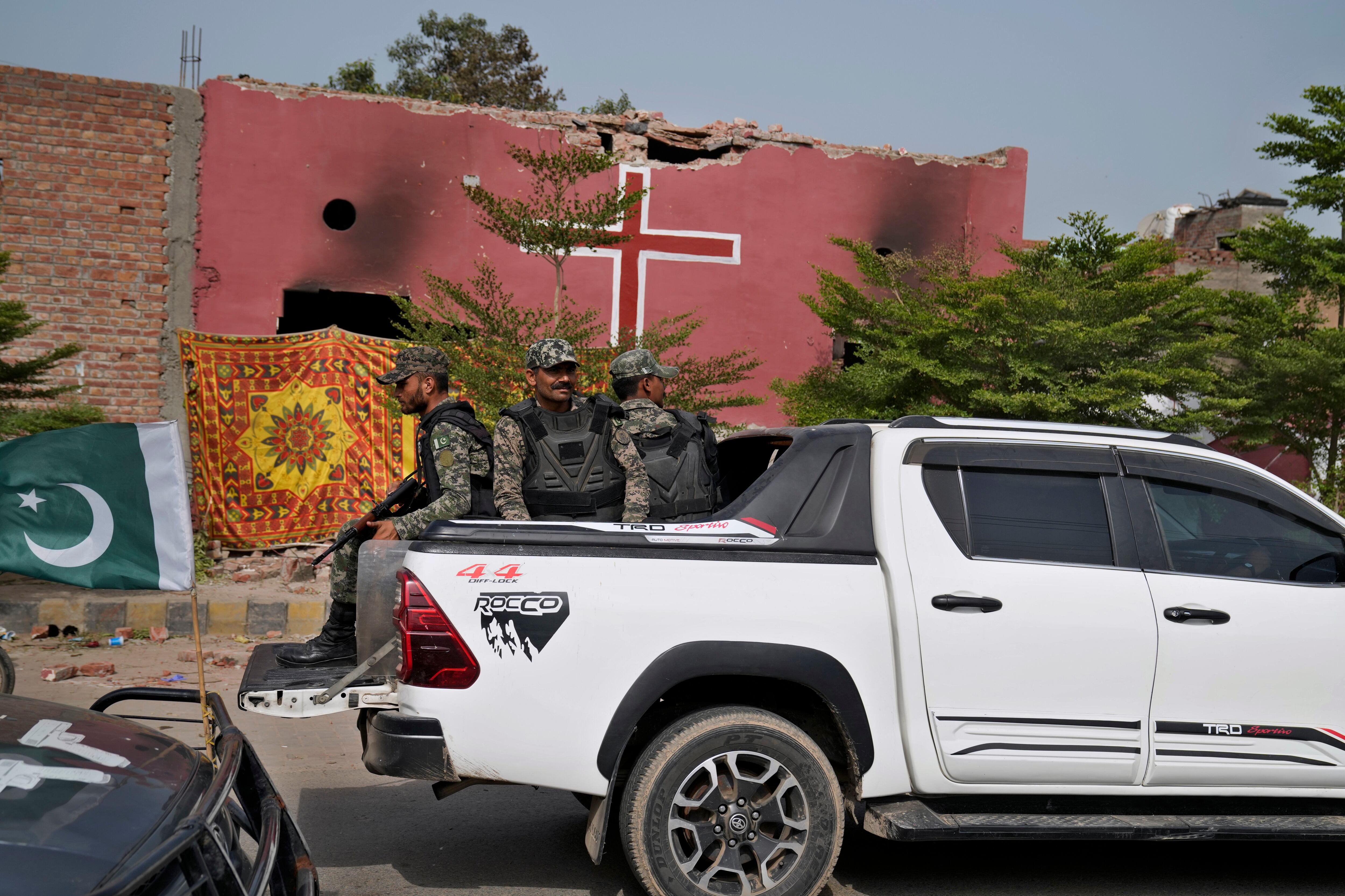 La policía arrestó a más de 100 musulmanes en redadas nocturnas en un área en el este de Pakistán donde una turba musulmana enfureció por la supuesta profanación del Corán por parte de un cristiano atacó iglesias y hogares de cristianos minoritarios, lo que llevó a las autoridades a convocar tropas para restablecer el orden, dijeron las autoridades el jueves. (Foto AP/K.M. Chaudary)