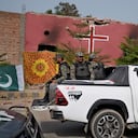 Tropas paramilitares patrullan después de que una turba musulmana enfurecida atacara un área cristiana en Jaranwala en el distrito de Faisalabad, Pakistán, el jueves 17 de agosto de 2023. (AP Photo/K.M. Chaudary)
