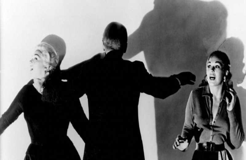 Hitchcock dirige a Novak en 'Vértigo' (foto cortesía de Revista Semana).  La película habla de la obsesión, la naturaleza del amor y de la parálisis psicológica y física.