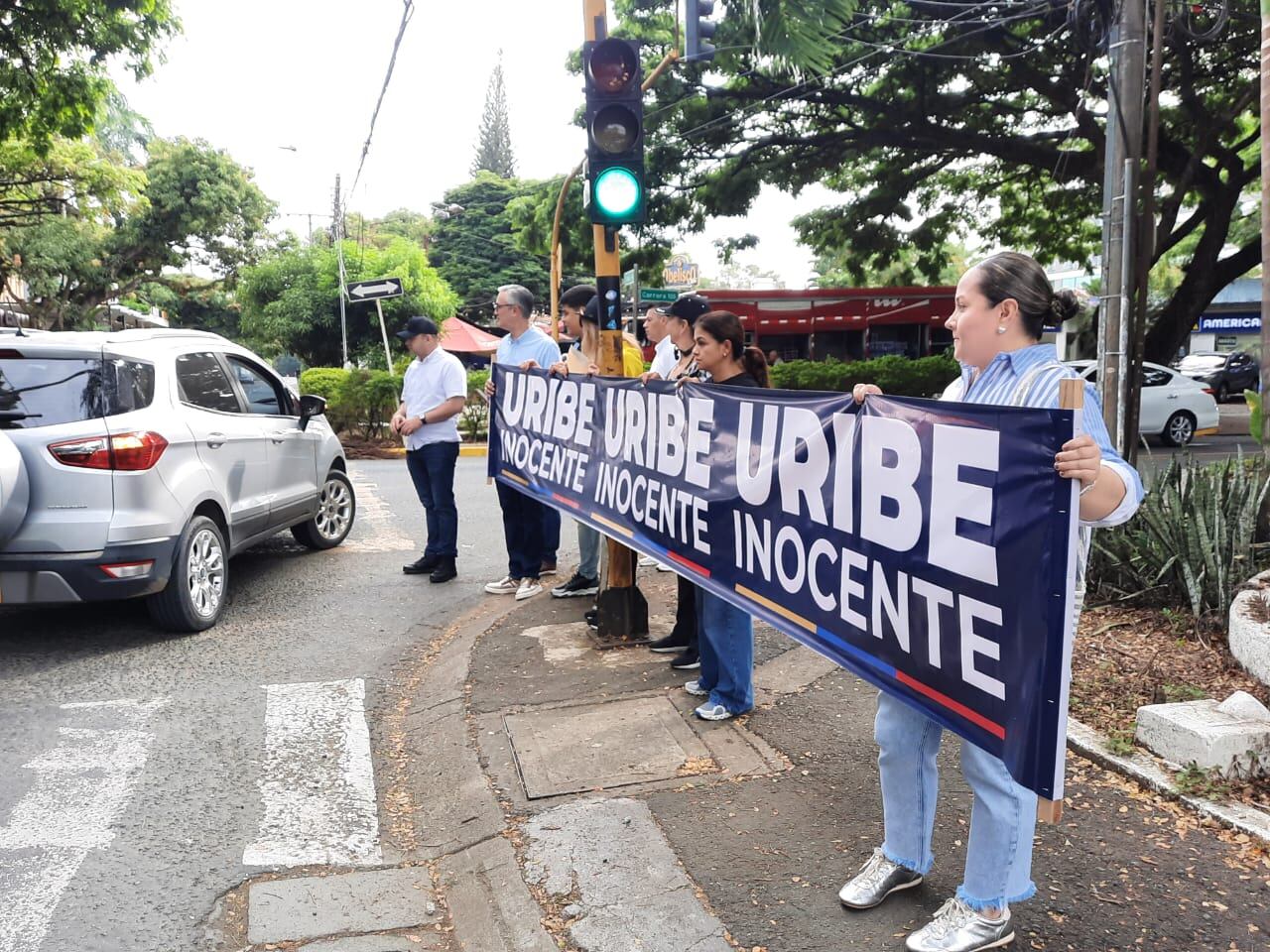Decenas de caleños se movilizaron a favor del expresidente Álvaro Uribe Vélez este sábado.