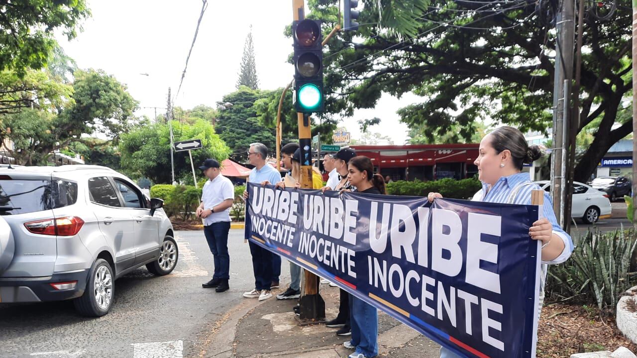 Los colombianos se vienen movilizando a favor del expresidente Álvaro Uribe, tras conocerse la condena por 12 años de prisión. En Cali varias personas han salido a la calle.
