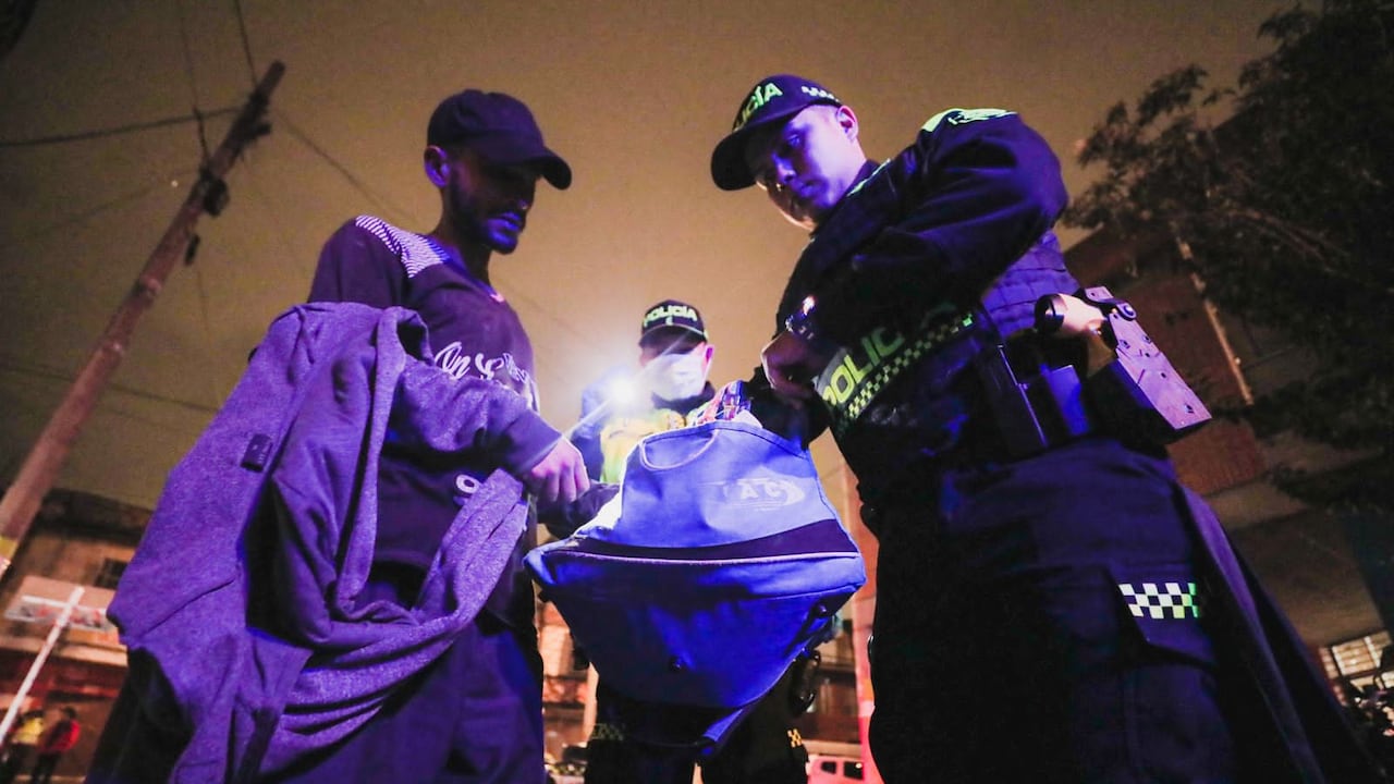 Las autoridades incautaron armas y desmontaron diez cambuches.