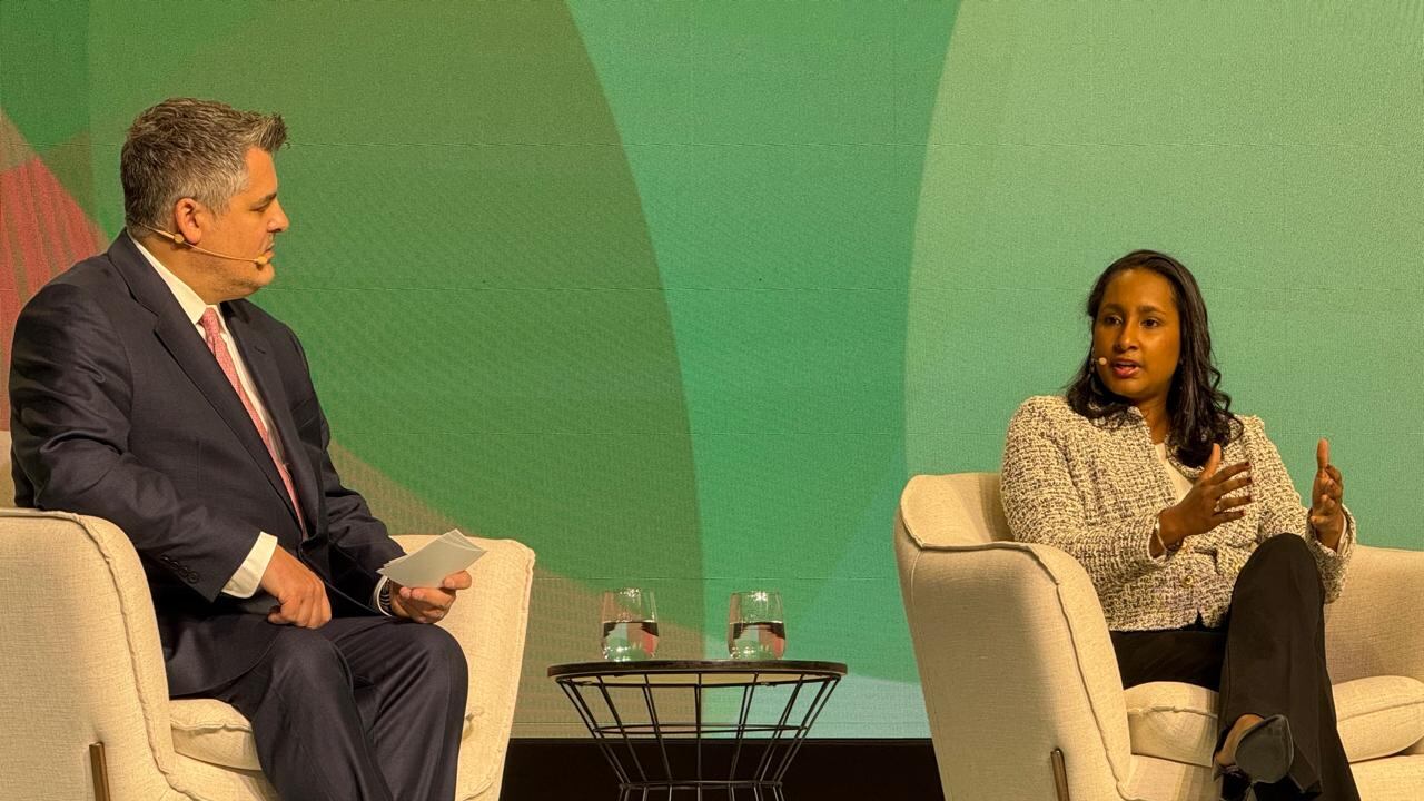 Exministra de Cultura Angélica Mayolo en el panel del BID en Chile.