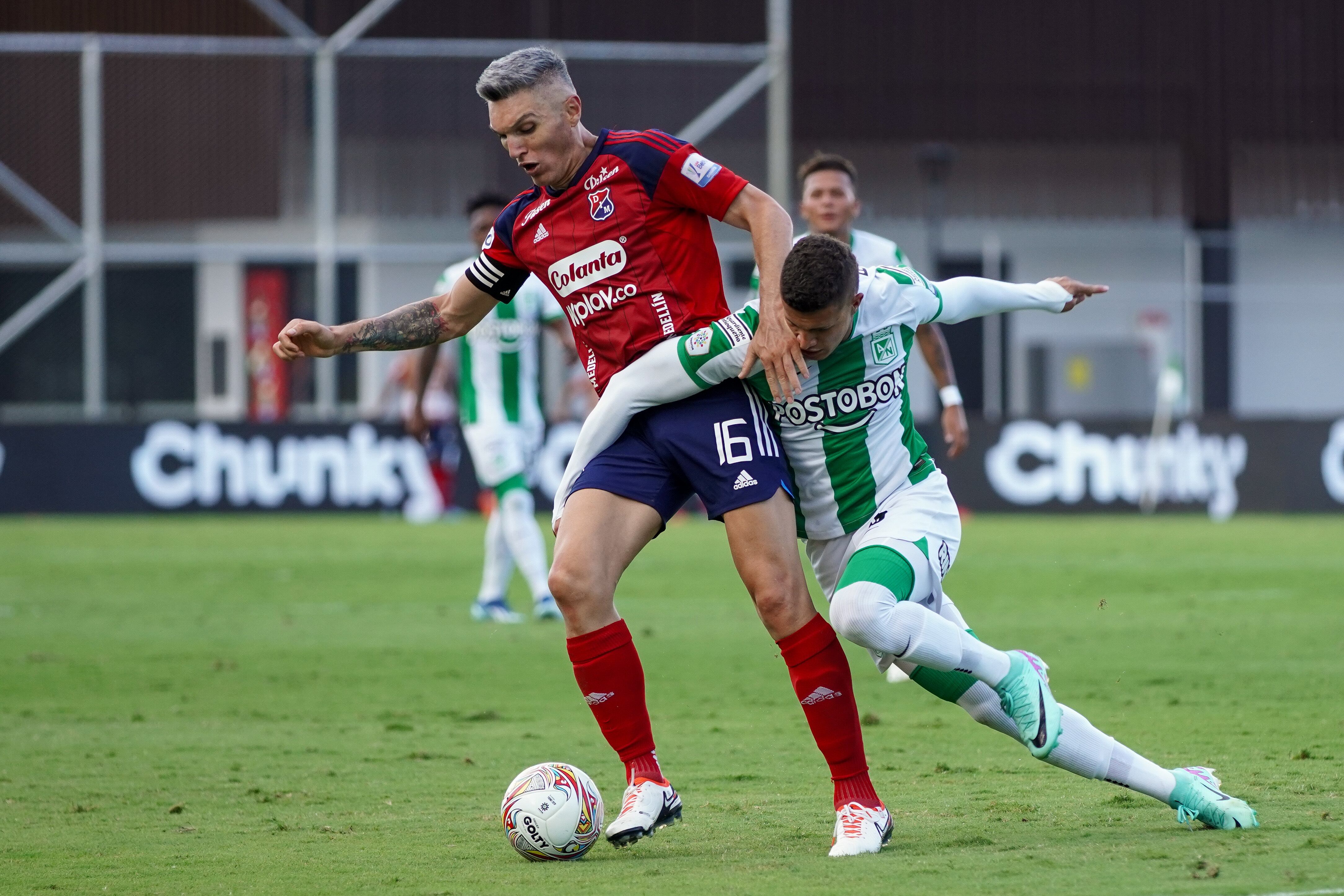 Daniel Torres jugando un clásico frente a Atlético Nacional
