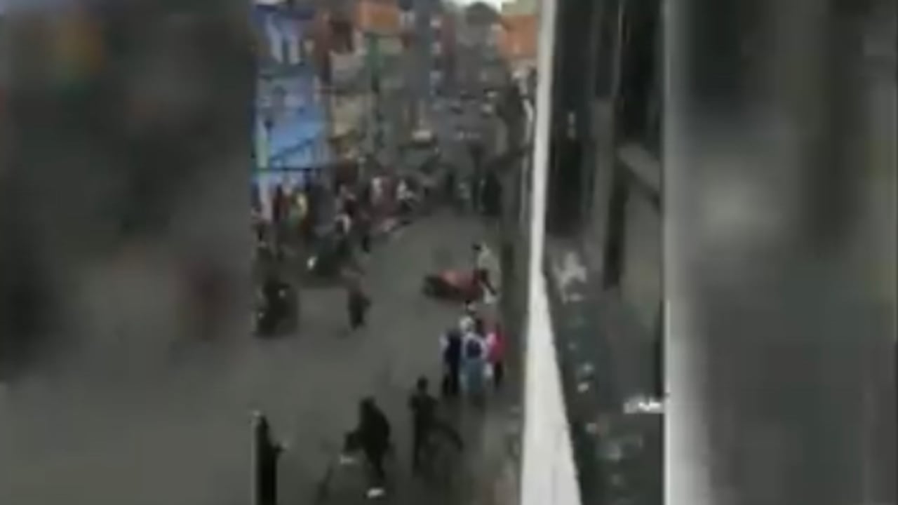 En video quedó grabado el momento en el que dos delincuentes intentan escapar tras cometer un robo en el noroccidente de Bogotá, tras lo cual, los habitantes del sector incendian la motocicleta en la que se movilizan.
