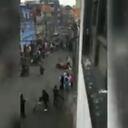 En video quedó grabado el momento en el que dos delincuentes intentan escapar tras cometer un robo en el noroccidente de Bogotá, tras lo cual, los habitantes del sector incendian la motocicleta en la que se movilizan.