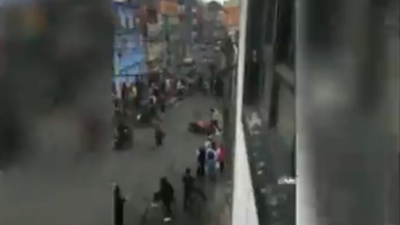 En video quedó grabado el momento en el que dos delincuentes intentan escapar tras cometer un robo en el noroccidente de Bogotá, tras lo cual, los habitantes del sector incendian la motocicleta en la que se movilizan.