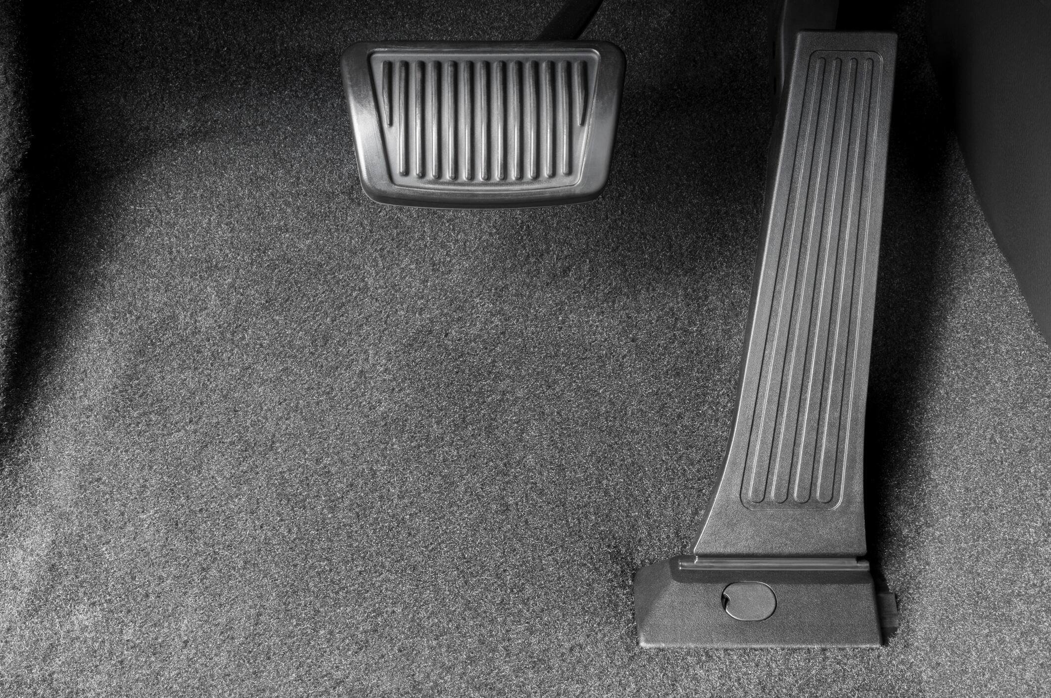 La limpieza de los tapetes del carro puede ser un desafío, especialmente cuando se trata de grasa. Aprenda cómo hacerlo correctamente.