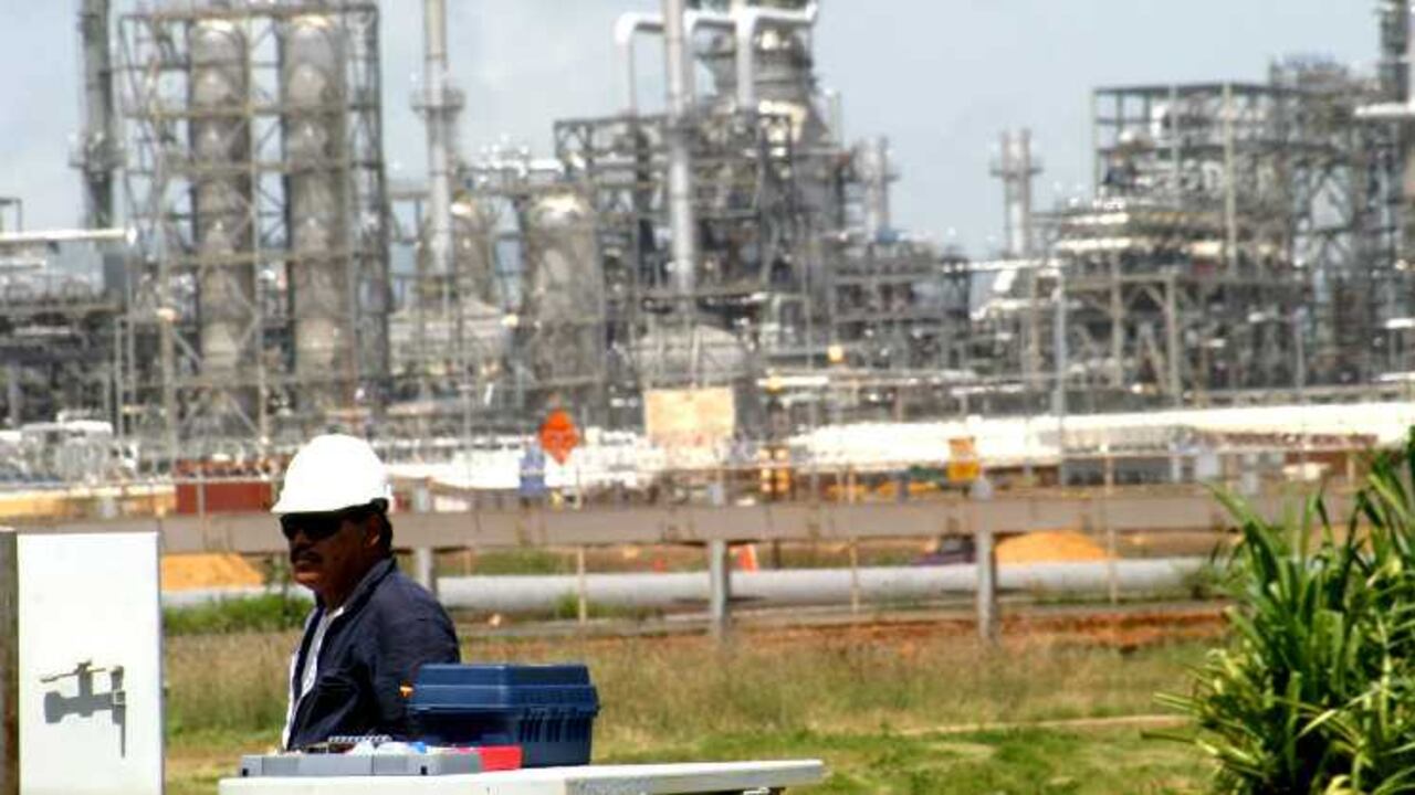 Los inversores exigen más para poseer bonos venezolanos que los de cualquier otro país en tanto el gobierno agota sus reservas de divisas, la inflación llega a alrededor del 85 por ciento y el Fondo Monetario Internacional pronostica que la economía se contraerá 10 por ciento este año.