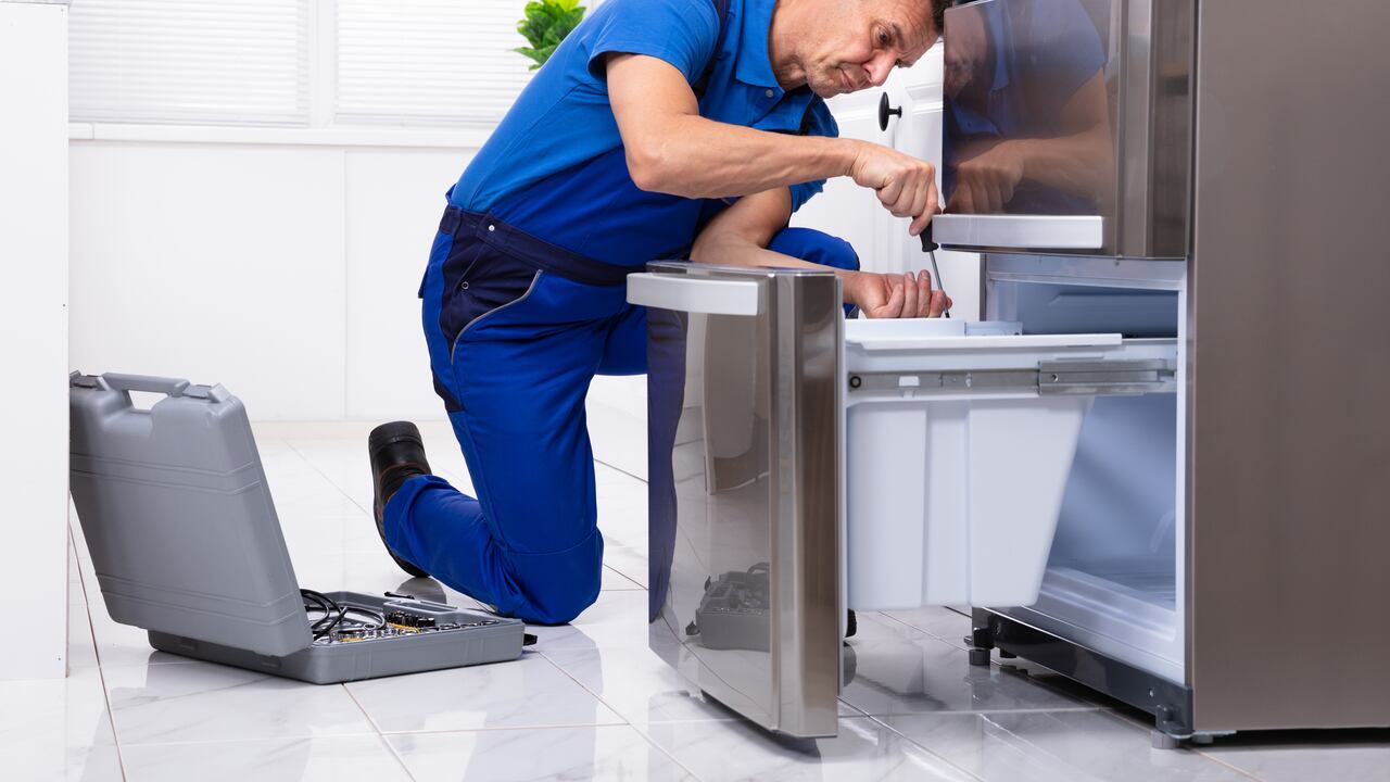 En los hogares donde la nevera muestra signos de filtración de agua, se inicia una búsqueda para identificar las posibles causas que originan este problema.