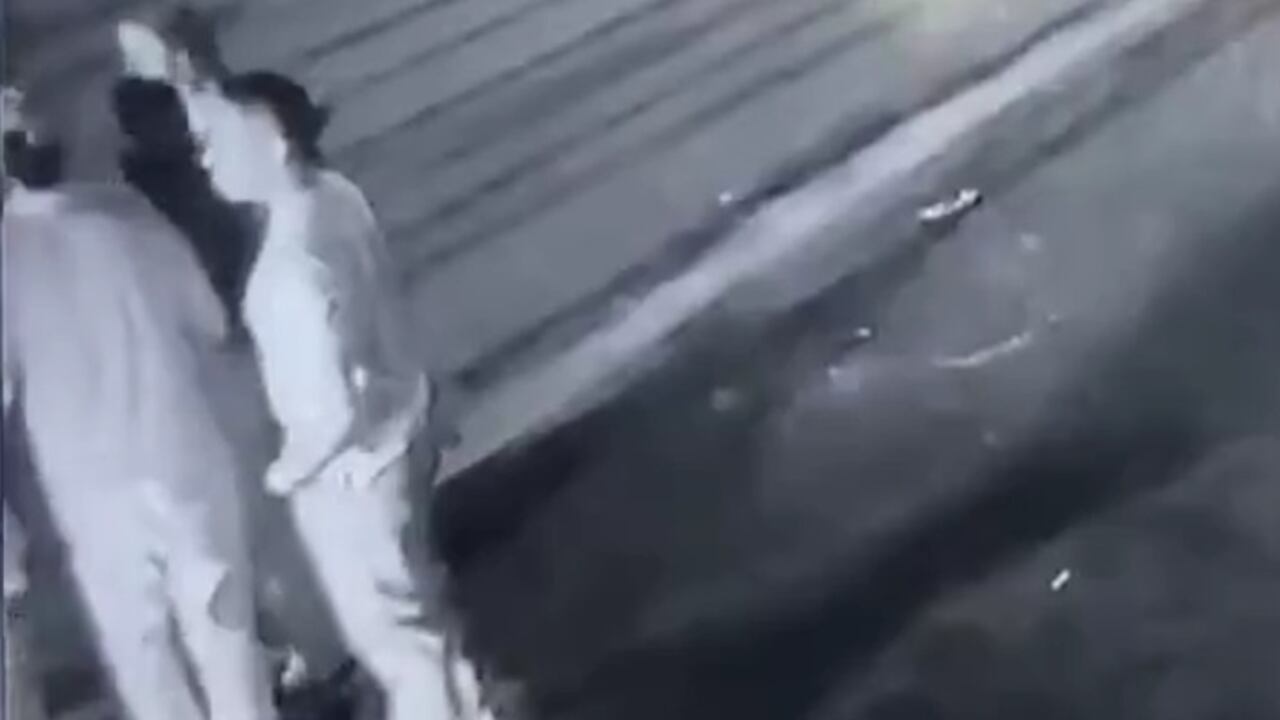 El conductor no se detuvo a prestar ayuda a los lesionados y emprendió una fuga inmediata del lugar.